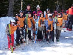 groupe d'enfants au ski
