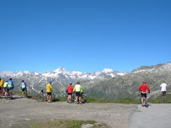 groupe face à la montagne